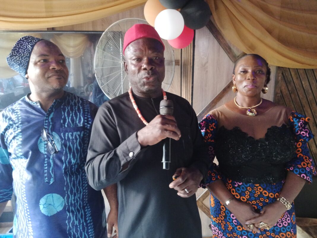Photo news: Mrs Stella kwekwe and Mr Kelechi Kwekwe celebrates their marriage silver jubilee anniversary in grand style. Photo news: Mrs Stella kwekwe and Mr Kelechi Kwekwe celebrates their marriage silver jubilee anniversary in grand style.